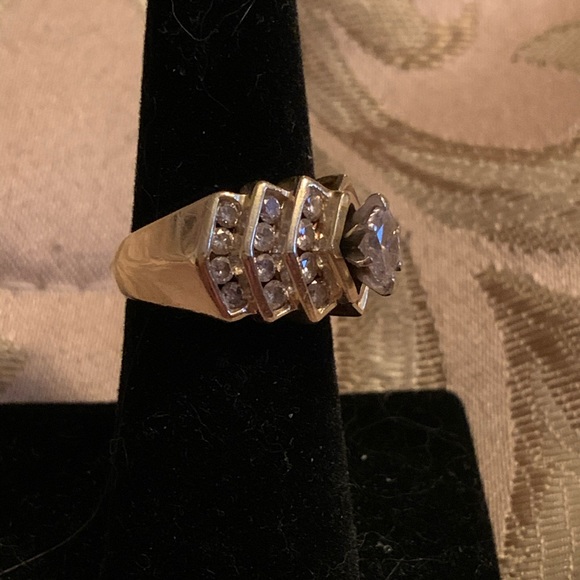 14K 2.00CTW YG Marquise/Round Diamond Ring. - Picture 2 of 5